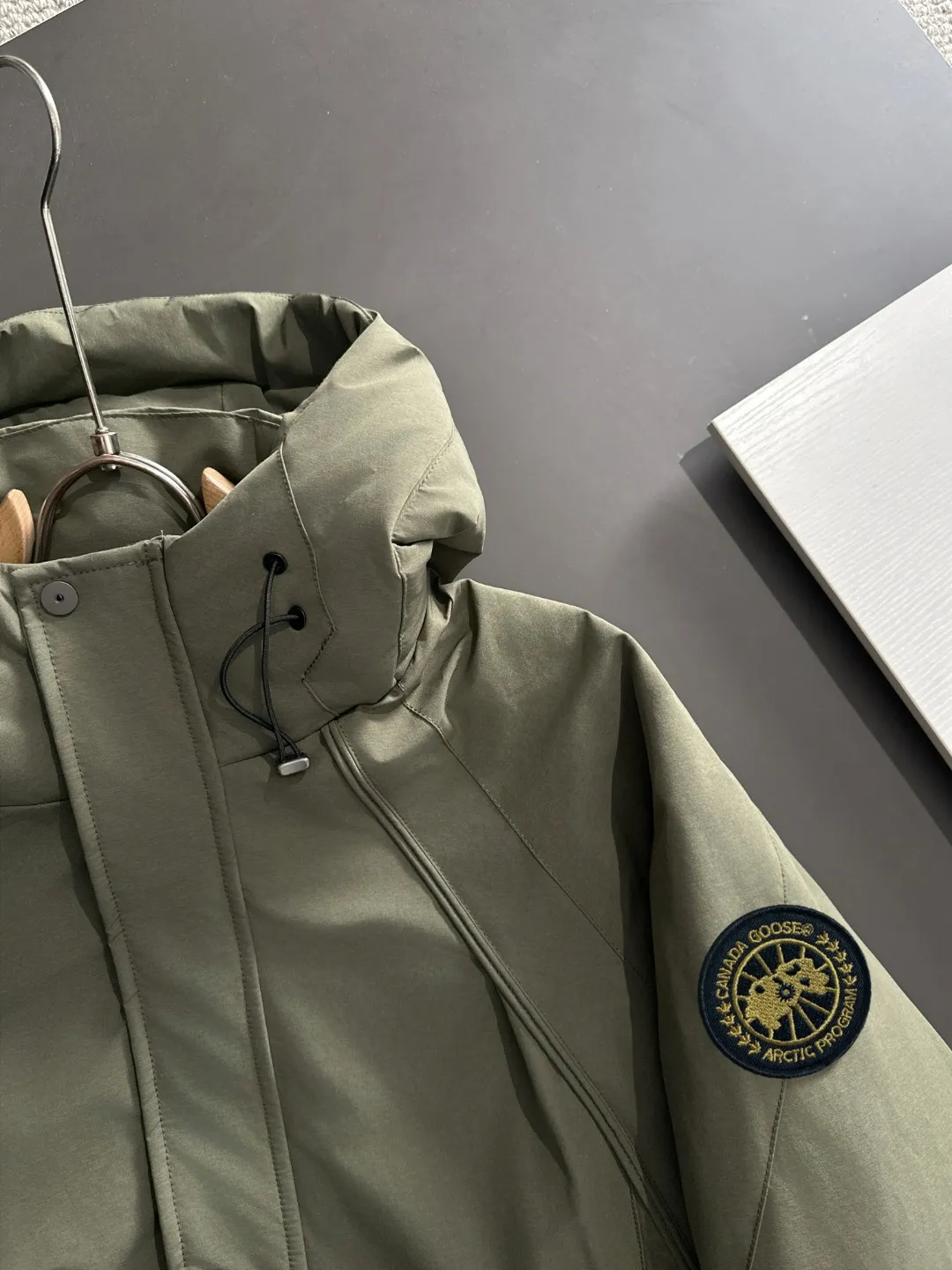 Two-day delivery time P960 Big Goose 🔥🔥 High-end customization 2025 winter official website's latest popular down jacket. Original custom-made hardware accessories for customers, all imported and original customization. Welcome to compare at the counter. Absolutely high quality. Use top-grade 90 white goose down. Super soft. Filled with fluffy and full feathers. Super heavy work. Fabric workmanship is excellent. The version is super perfect. Note⚠The fabric is super comfortable. Exclusive model. High-end quality. A must-have warm and protective artifact in winter. Size: M-3XL